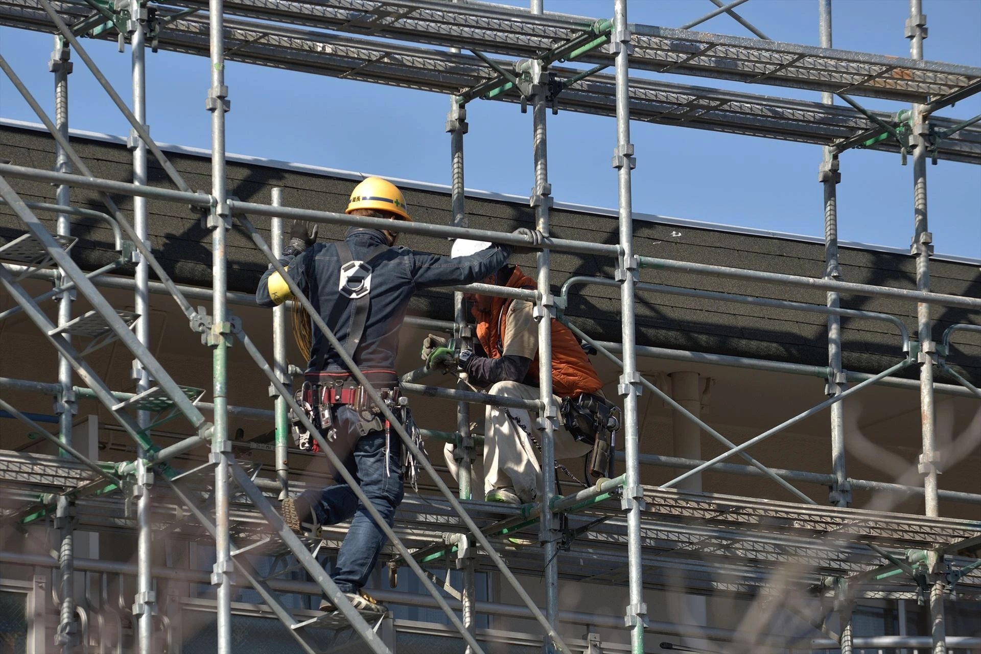 足場のチェックをする男性スタッフ